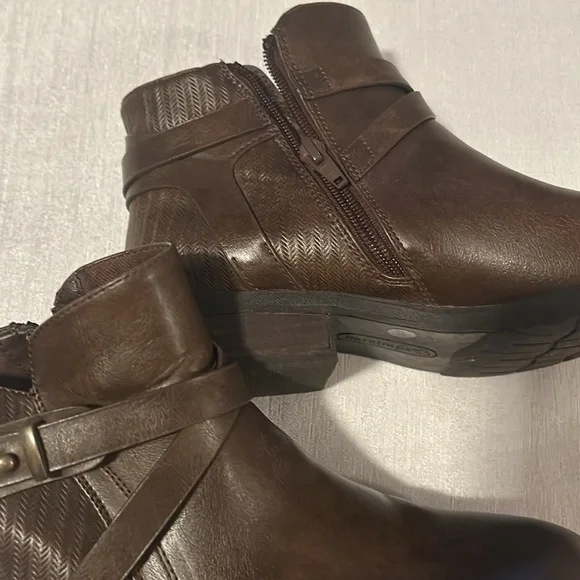 BareTraps Women’s Brown Ankle Booties w/ Design all along the side Size 8 - Picture 5 of 14